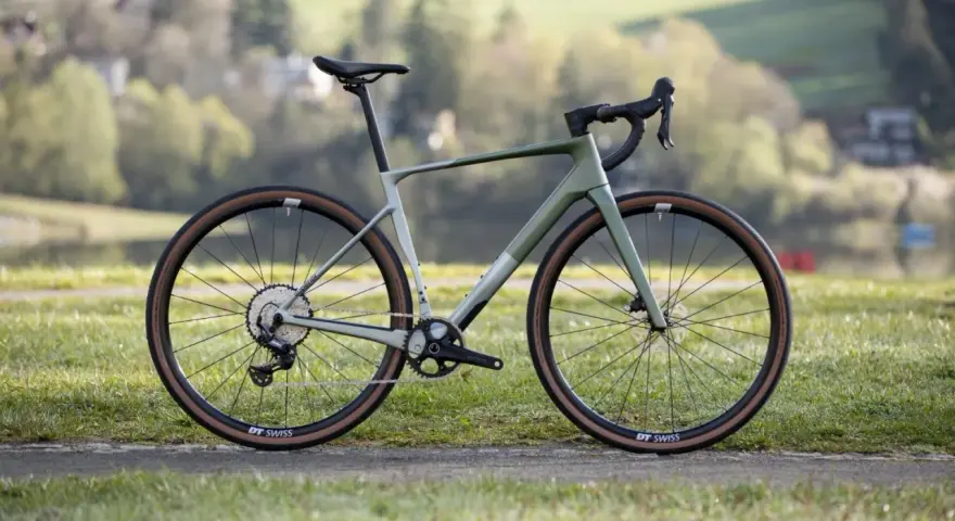 Nowy rower gravel w kolorze oliwkowym, gotowy na przygodę. Idealny na szutrowe drogi i leśne ścieżki, ale sprawdzi się też jako rower trekkingowy.