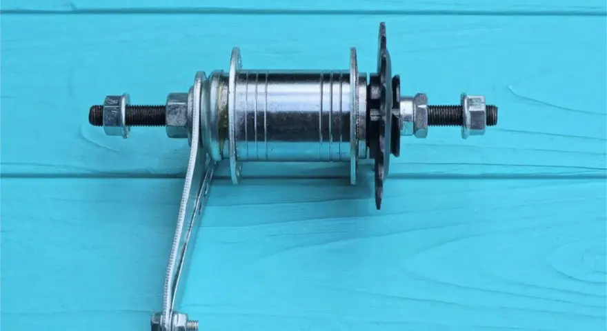 Bębenek piasty rowerowej Shimano SIS z zębatkami i nakrętkami, gotowy do montażu.
