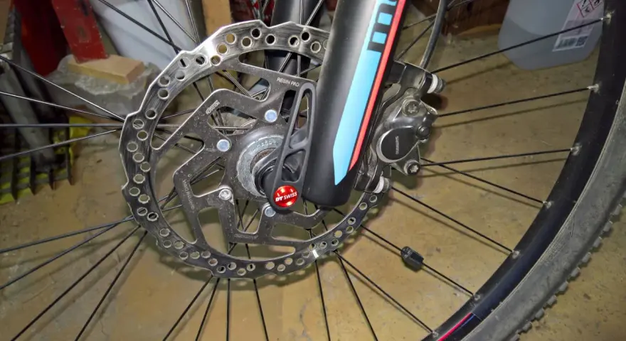Hamulec tarczowy roweru z mocowaniem **center lock**. Widoczny zacisk Shimano i tarcza DT Swiss.