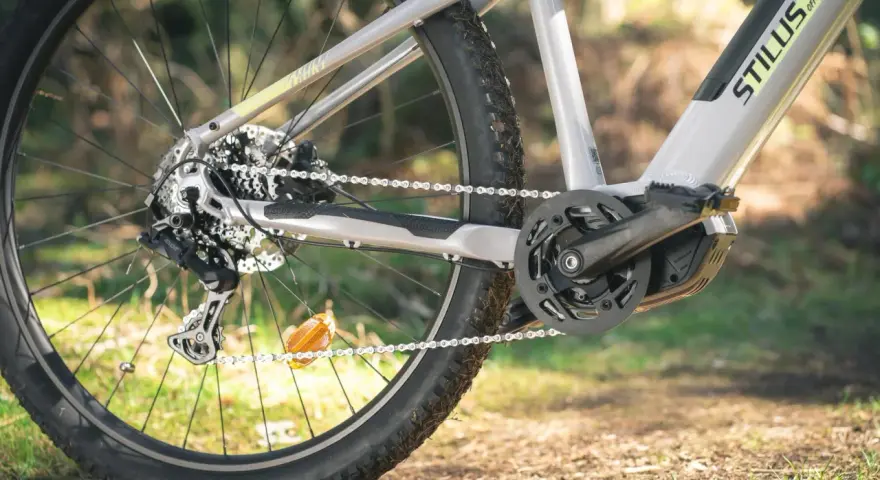 Szukasz informacji, jak dobrać hak przerzutki? Zobacz detale napędu roweru elektrycznego STILUS OFFROAD: przerzutka, kaseta, łańcuch i korba.