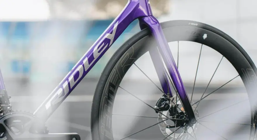 Fioletowy rower Ridley z napędem Ultegra i oponami Vittoria Corsa. Idealne połączenie dla miłośników **najlepszych opon szosowych**.