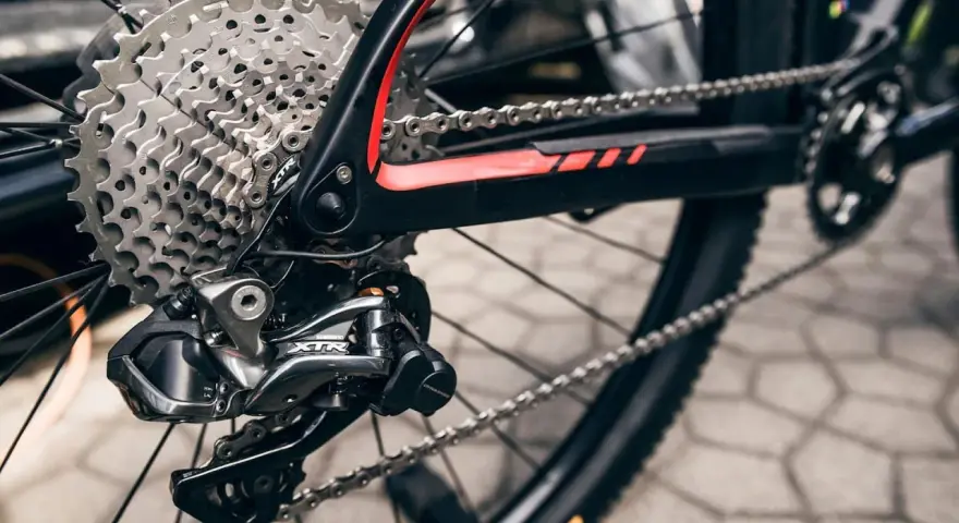 Błyszczący wolnobieg i kaseta Shimano XTR na rowerze górskim. Precyzyjna mechanika napędu gotowa na wyzwania.