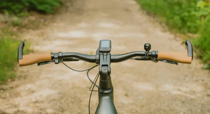 Ulepszenia w rowerze: nowe, wygodne chwyty, licznik i dzwonek. Idealny tuning roweru na leśne ścieżki.