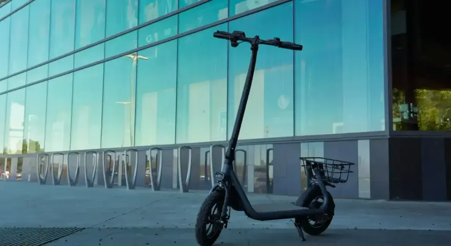 Czarny hulajnoga elektryczna z koszykiem, gotowa na długie trasy. Wyobraź sobie, że ten rower elektryczny zasięg 300 km pozwoli Ci odkryć całe miasto bez ładowania!