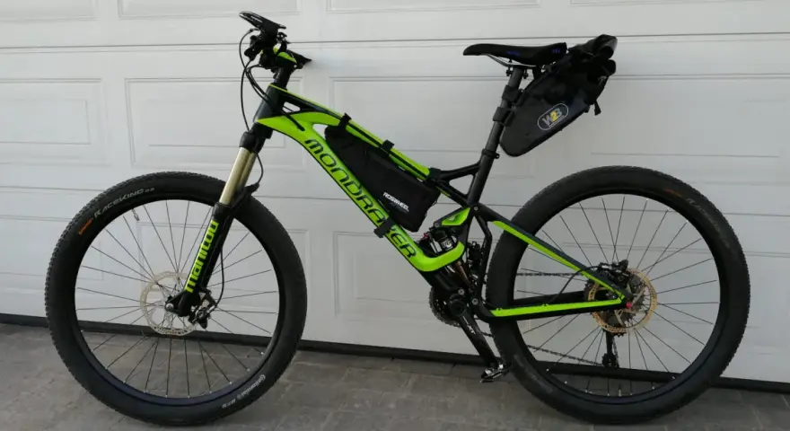 Zielony rower Mondraker z sakwami, gotowy na trasę Wisła 1200.
