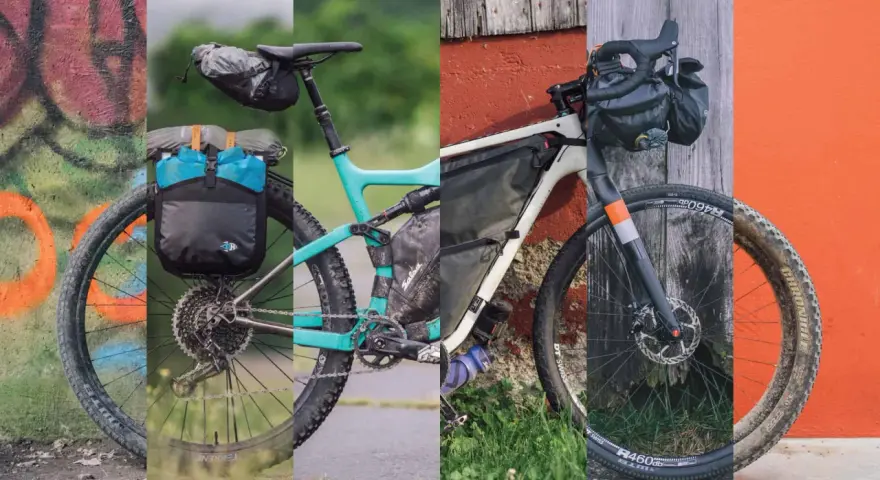 Dwa rowery górskie gotowe do bikepackingu, jeden z sakwami z tyłu, drugi z torbą na ramie.