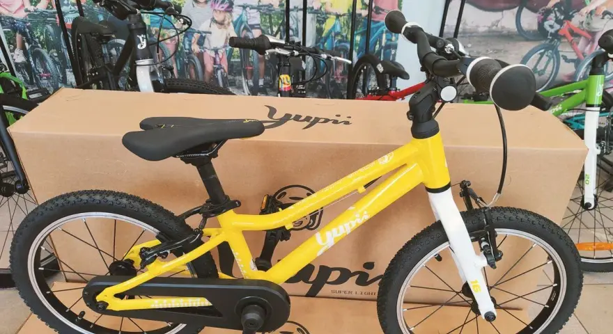 Jaki rower dla dziecka 120 cm? Żółty rowerek Yuppi z kołami 16 cali, idealny dla malucha.