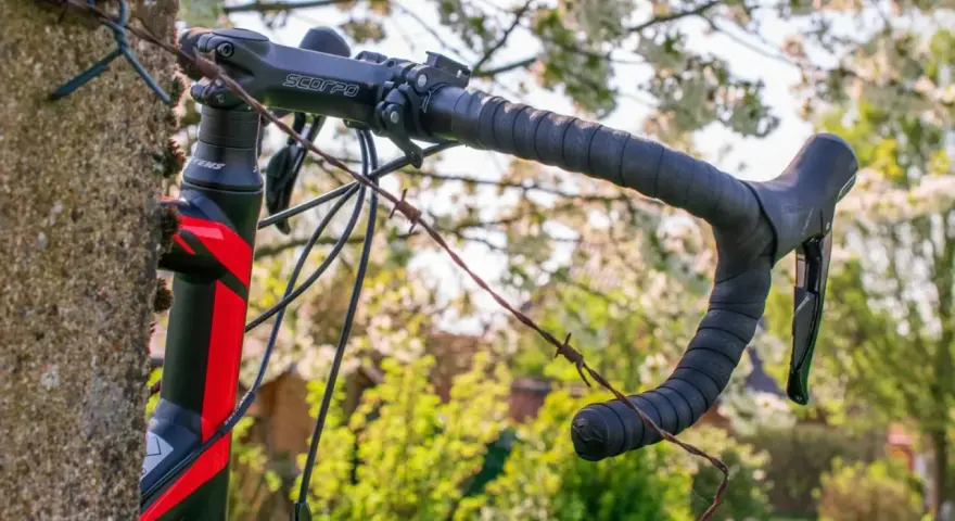 Część kierownicy roweru szosowego z owijką i manetkami, gotowa do bike fittingu.