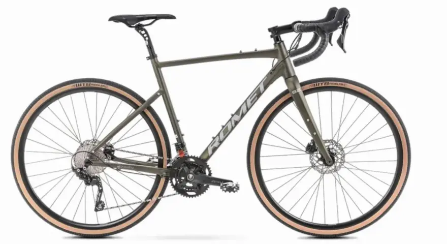 Zielony rower gravel z szerokimi oponami, idealny na każdą nawierzchnię. To jest właśnie gravel!