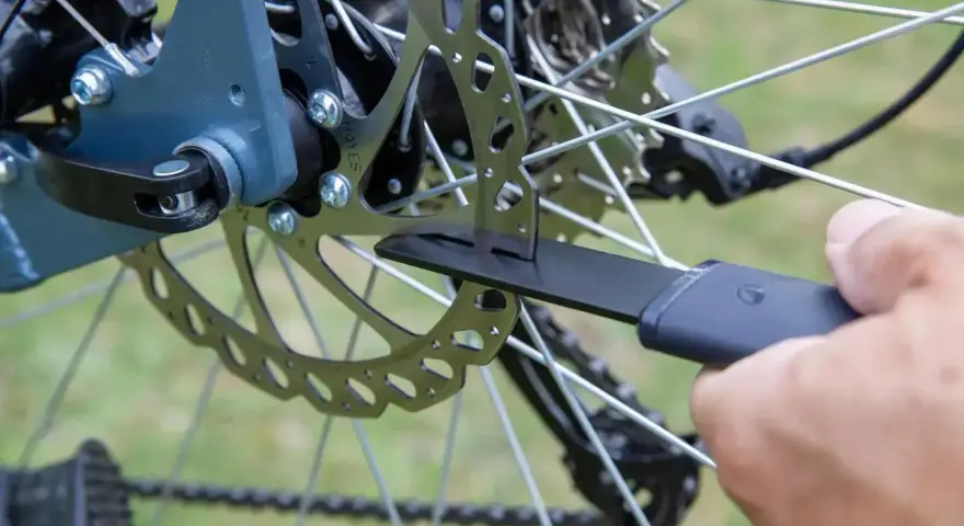 Dysk hamulcowy roweru, część mechanizmu hamulcowego. Różne rodzaje hamulców rowerowych zapewniają bezpieczeństwo.