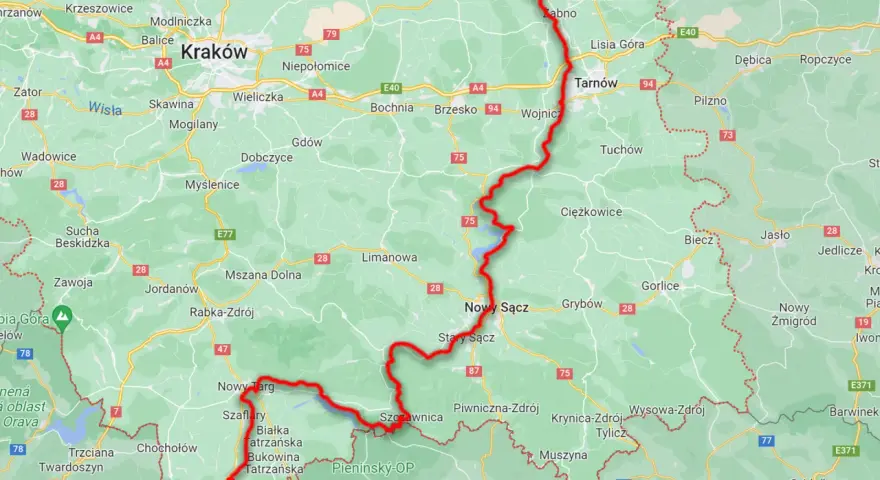 Mapa z zaznaczoną trasą rowerową wiodącą przez malownicze tereny, w tym okolice Nowego Sącza.