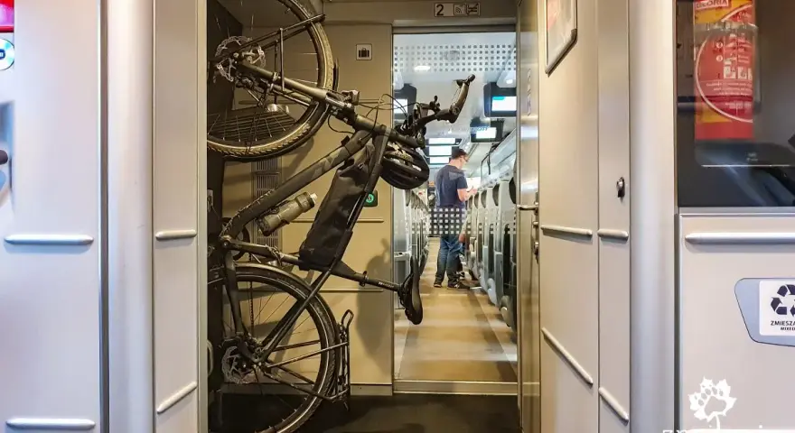 Rower w specjalnym uchwycie w pociągu Pendolino. Podróż z Katowic do Gdańska z rowerem jest możliwa.