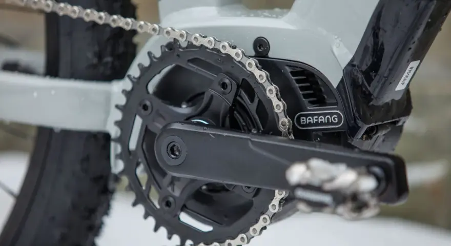 Czyszczenie łańcucha rowerowego to klucz do płynnej jazdy. Widoczny mechanizm korbowy z napędem Bafang i metalowy łańcuch.