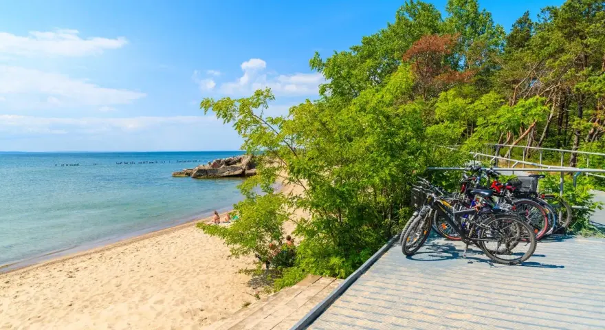 Rowerowe wyprawy po kujawsko-pomorskim wybrzeżu. Plaże, lasy i czyste powietrze czekają na odkrycie.