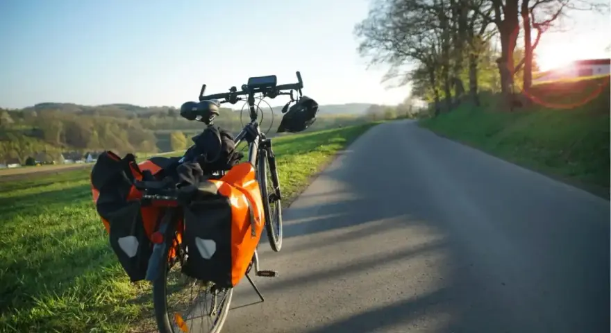 Rower z sakwami gotowy na długie trasy. Idealny wybór, by odkrywać świat.