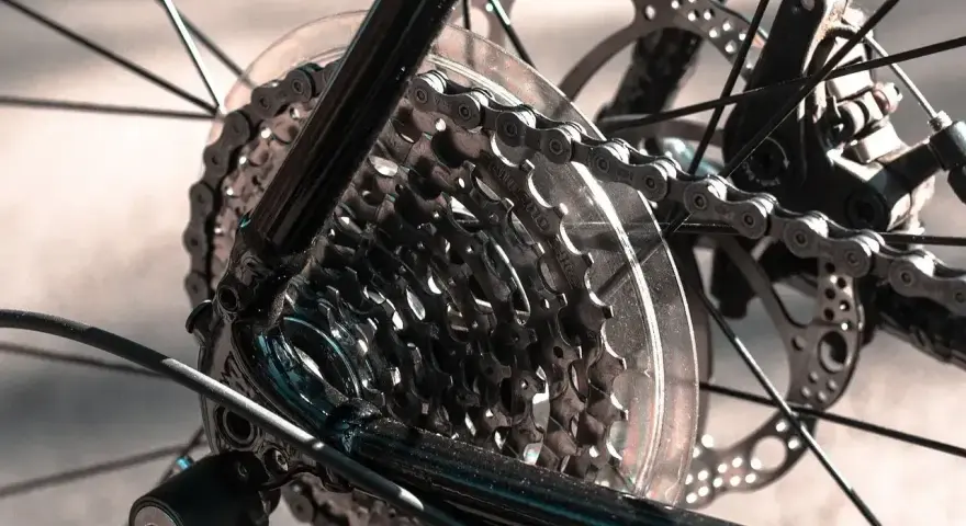 Zbliżenie na kasetę zębatek i łańcuch roweru z przerzutkami Shimano. Dowiedz się, jak naciągnąć łańcuch w rowerze z przerzutkami Shimano.