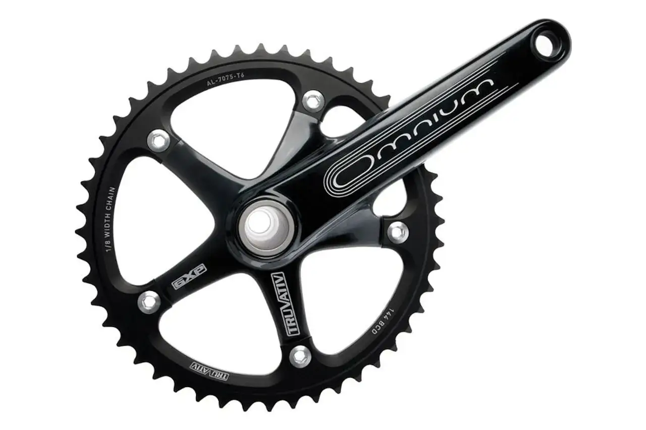 Czarna korba rowerowa Truvativ Omnium, idealna do roweru typu fixie. Dowiedz się, jak dobrać korbę do roweru, by cieszyć się jazdą.