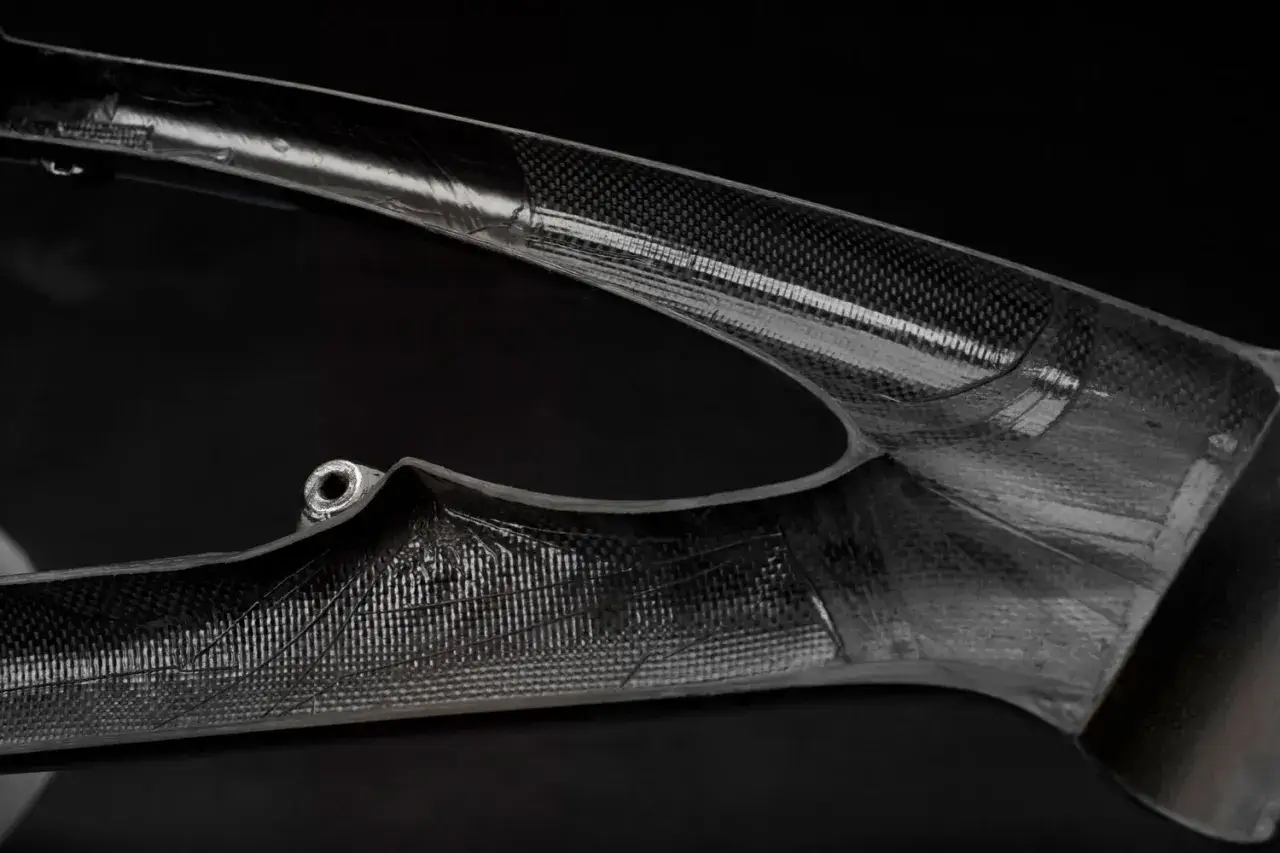 Wyjątkowa rama karbonowa, lekka i wytrzymała, w por&oacute;wnaniu do tradycyjnej ramy aluminiowej.