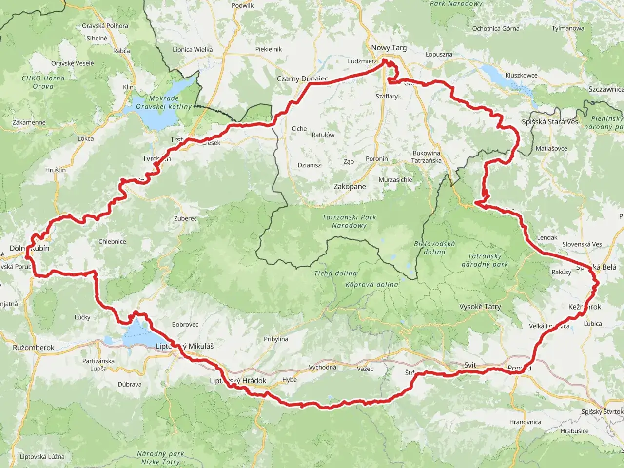 Trasa rowerowa velo tatry okrąża Tatry, prowadząc przez malownicze doliny i miejscowości po polskiej i słowackiej stronie.