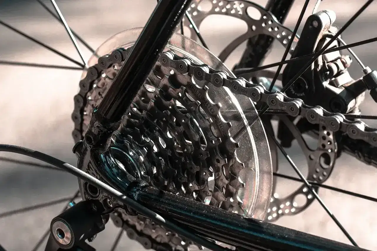 Zbliżenie na kasetę zębatek i łańcuch roweru z przerzutkami Shimano. Dowiedz się, jak naciągnąć łańcuch w rowerze z przerzutkami Shimano.