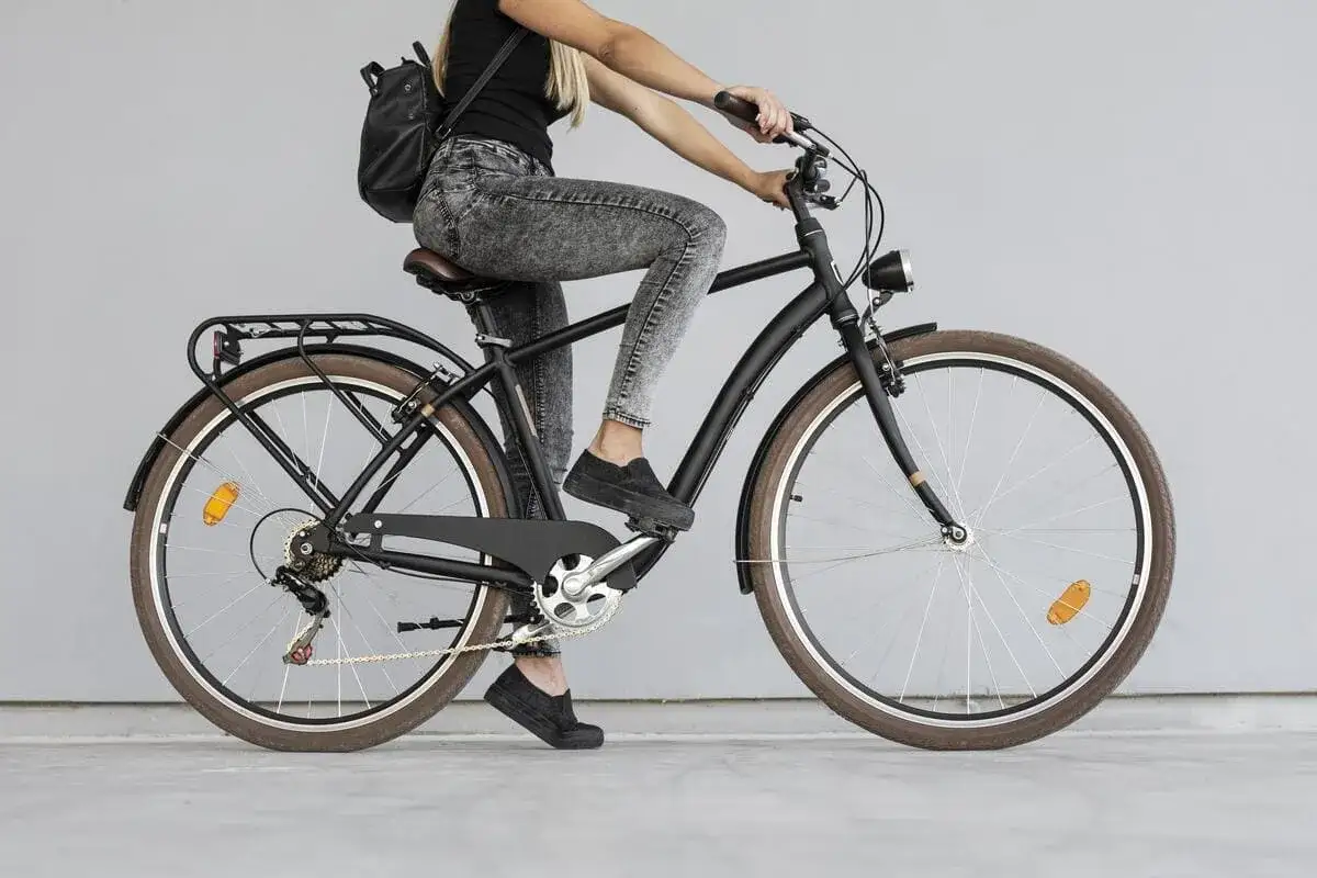 Kobieta na rowerze miejskim, idealny bike fitting dla komfortowej jazdy.