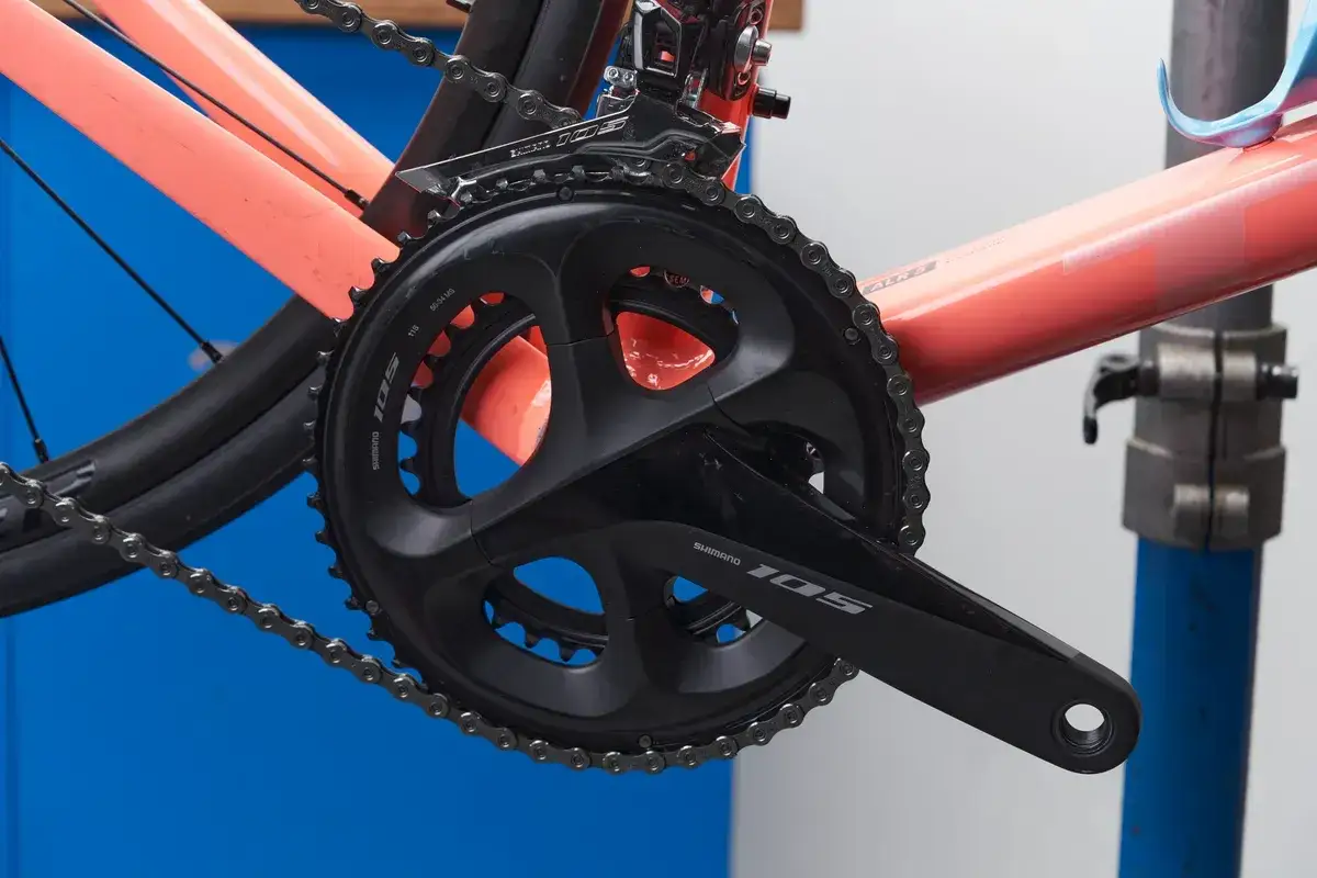 Nowa korba Shimano 105 czeka na montaż w rowerze.