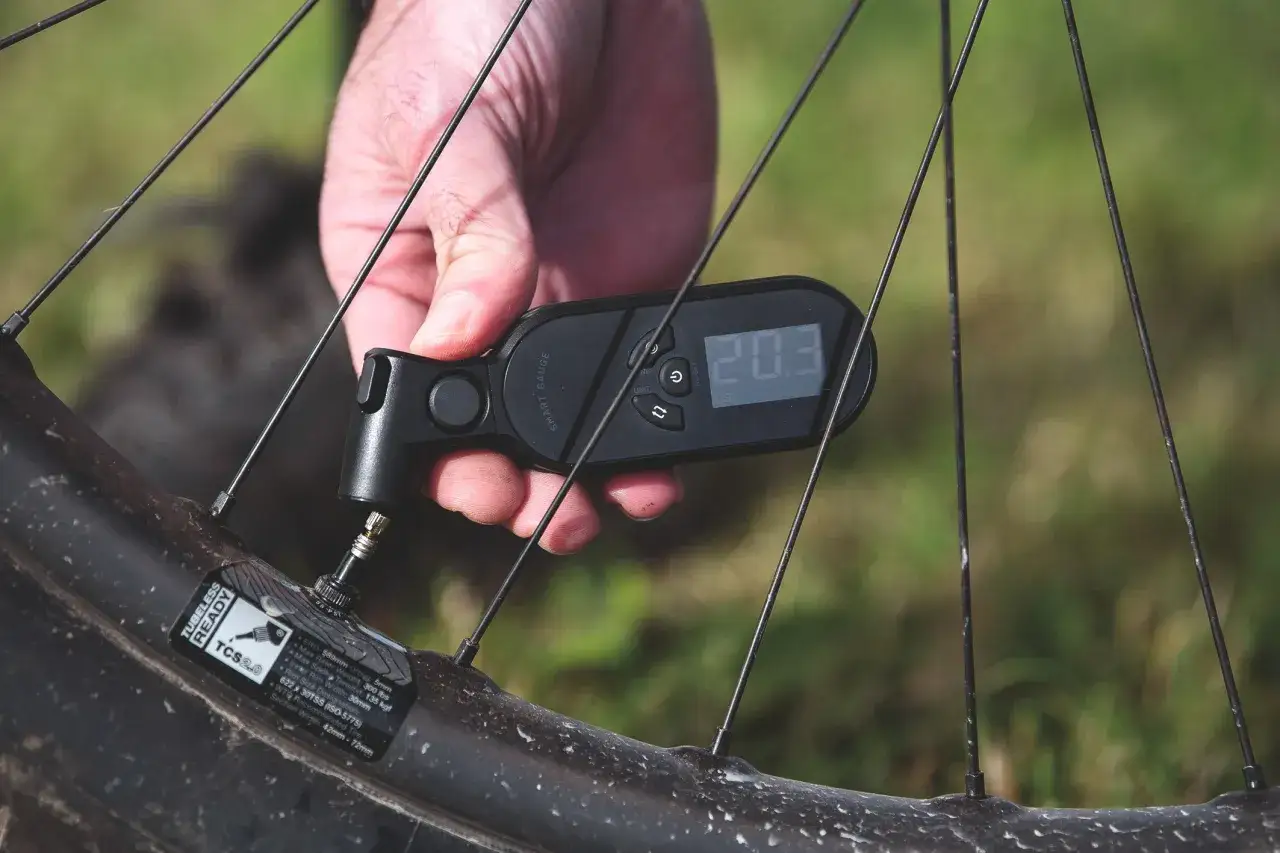 Cyfrowy manometr pokazuje 20.3 PSI, pomagając sprawdzić, jakie ciśnienie w oponach jest optymalne do jazdy.