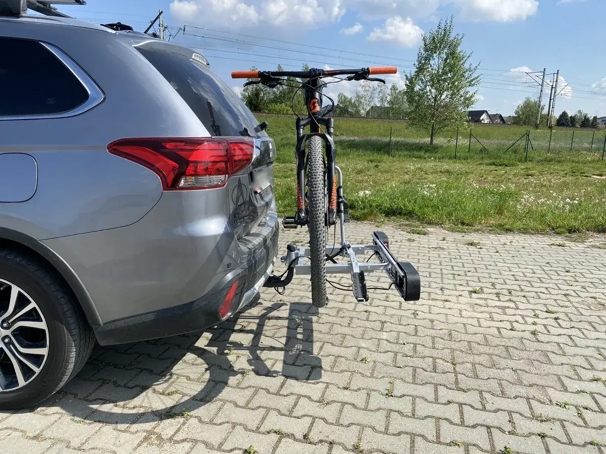 Gotowy do wyjazdu na rower! Montaż bagażnika rowerowego na haku z rowerem g&oacute;rskim.