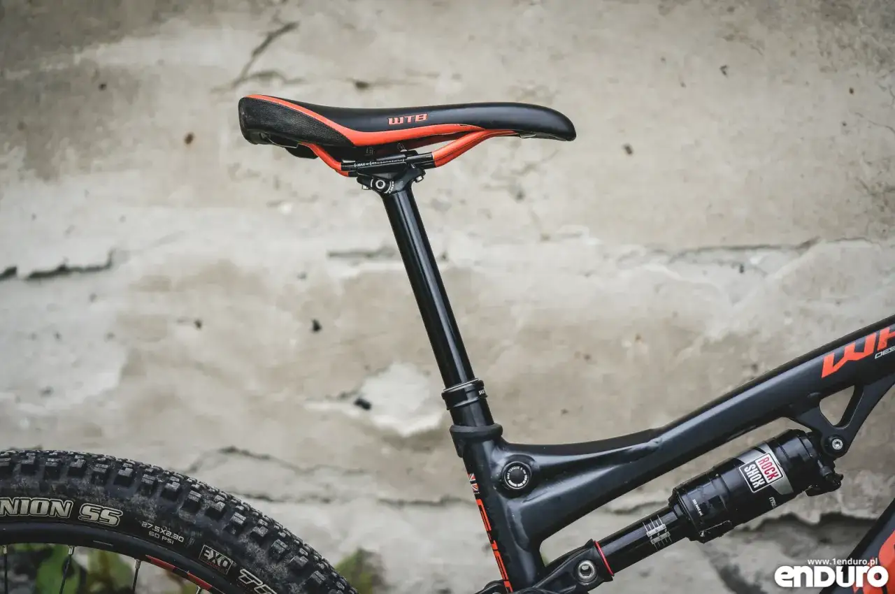 Szczeg&oacute;łowy tuning roweru: czarna sztyca regulowana z siodełkiem WTB i amortyzator RockShox.
