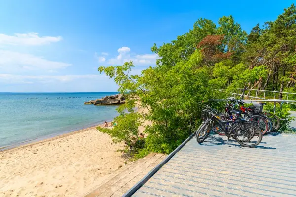 Rowerowe wyprawy po kujawsko-pomorskim wybrzeżu. Plaże, lasy i czyste powietrze czekają na odkrycie.