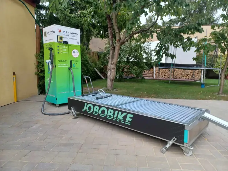Stacja do mycia rowerów z podjazdem JOBOBIKE. Gotowy do mycia roweru na myjni.