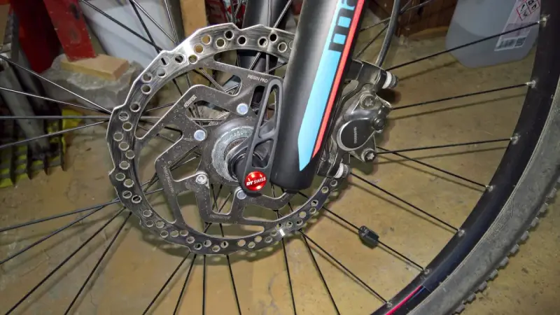 Hamulec tarczowy roweru z mocowaniem **center lock**. Widoczny zacisk Shimano i tarcza DT Swiss.